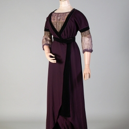 The 1912 purple wool and velvet dress on the Kyoto mannequin.