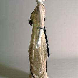 1912 silk and lace evening dress on a "Christy" mannequin from the side..