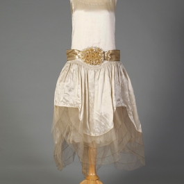 Fairy-like robe de style wedding dress, KSUM 1989.59.1.
